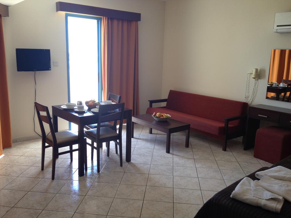 Kefalonitis Hotel Apartments Paphos Ngoại thất bức ảnh